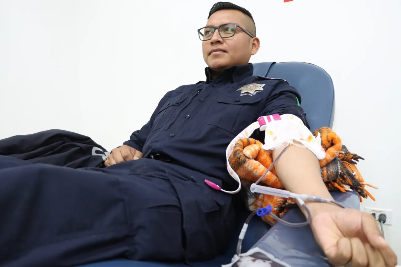 Donan sangre agentes de la Policía
