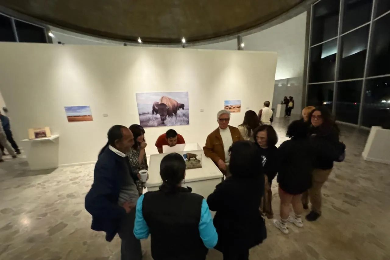 Disfrutan juarenses noche de exposiciones en el Museo de Arte