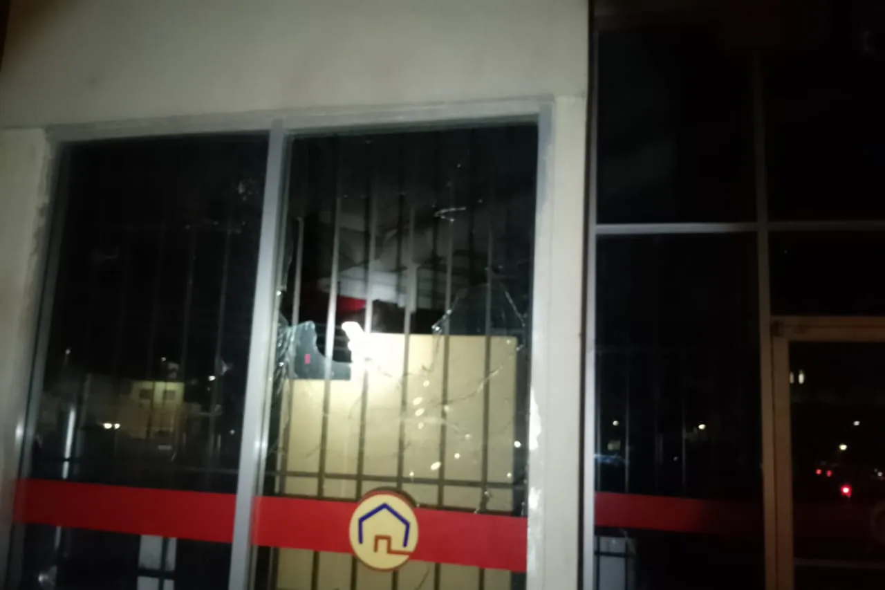 Detienen a hombre por dar 'cristalazo' en mueblería para robarla