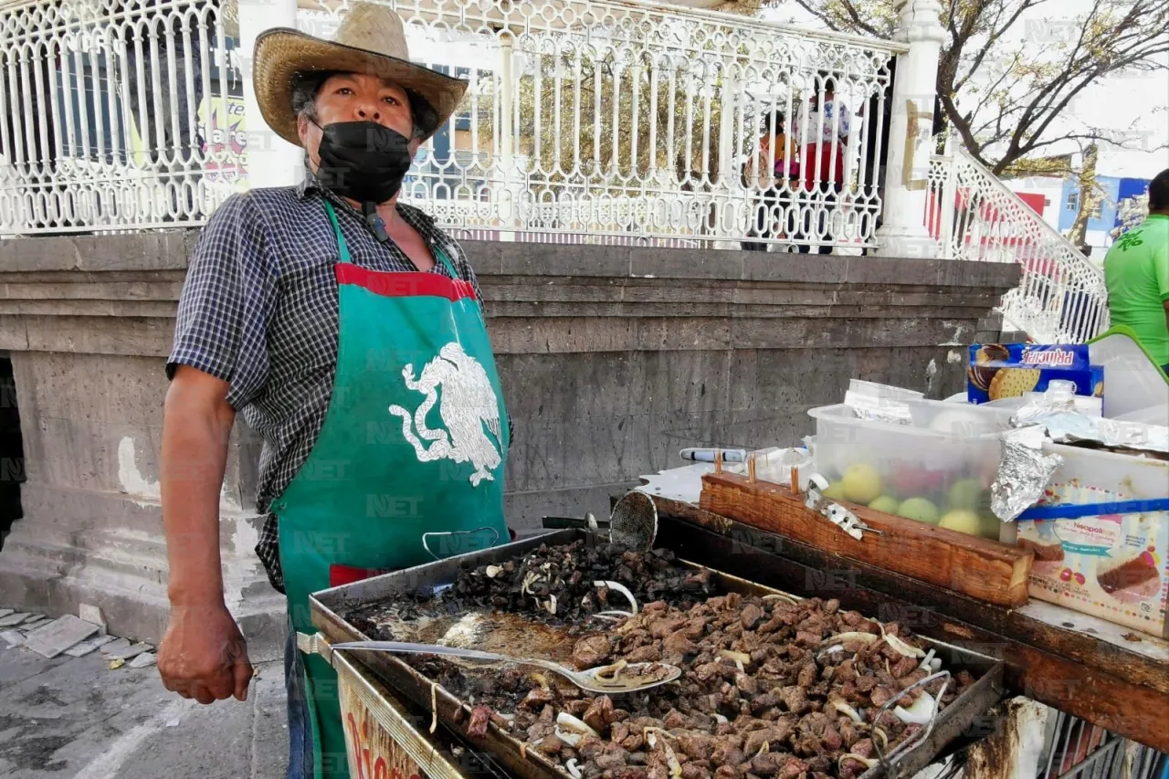 Taquitos de hígado encebollado ambulante es del gusto de los juarenses