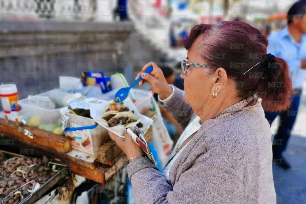Taquitos de hígado encebollado ambulante es del gusto de los juarenses