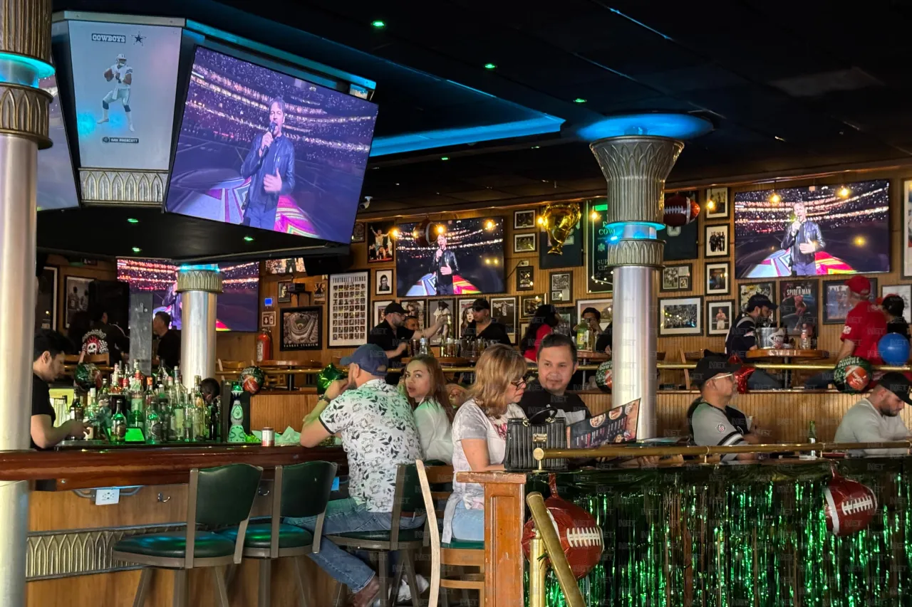 Llegan a bares fanáticos para ver el Super Bowl LIX