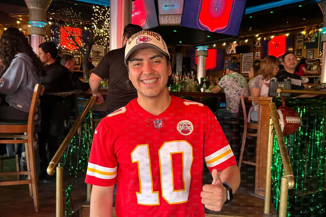 Llegan a bares fanáticos para ver el Super Bowl LIX