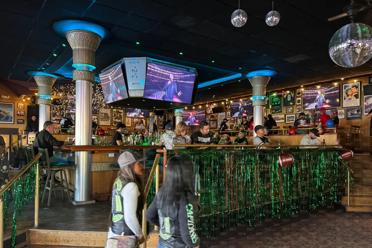Llegan a bares fanáticos para ver el Super Bowl LIX
