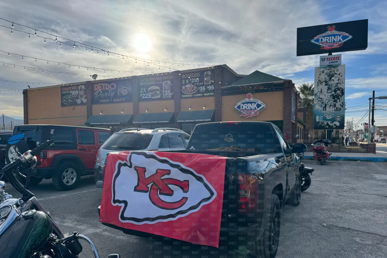 Llegan a bares fanáticos para ver el Super Bowl LIX