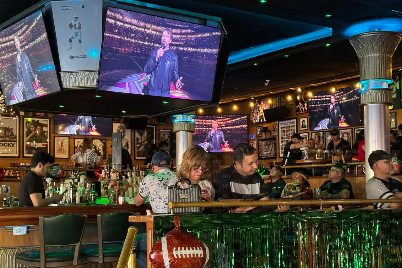 Llegan a bares fanáticos para ver el Super Bowl LIX