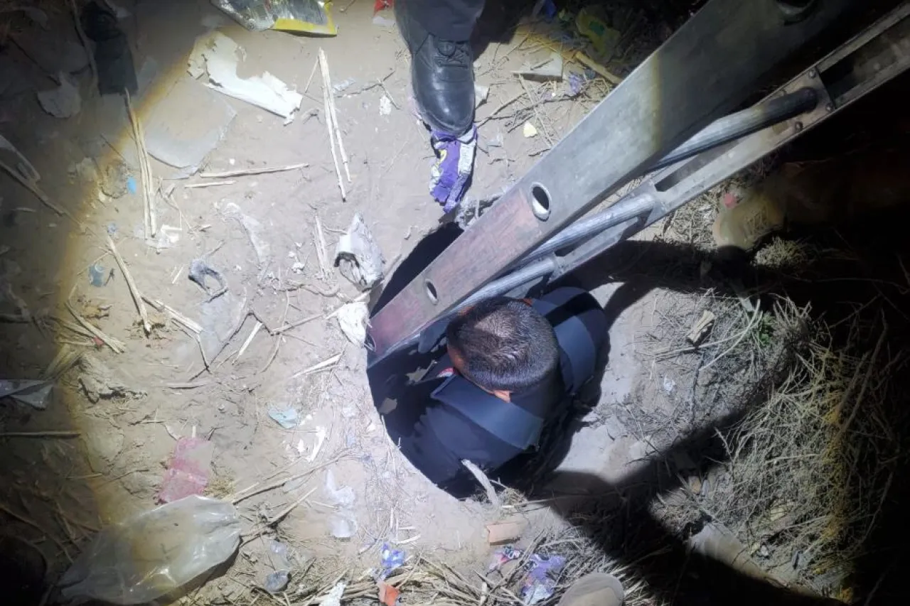 Rescatan a perro atrapado en alcantarilla