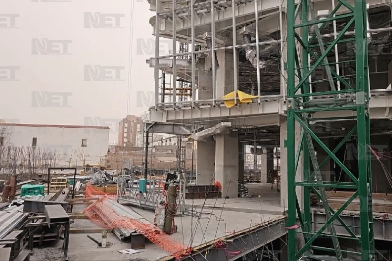 Llegan bomberos a Torre Centinela tras caída de piezas de construcción