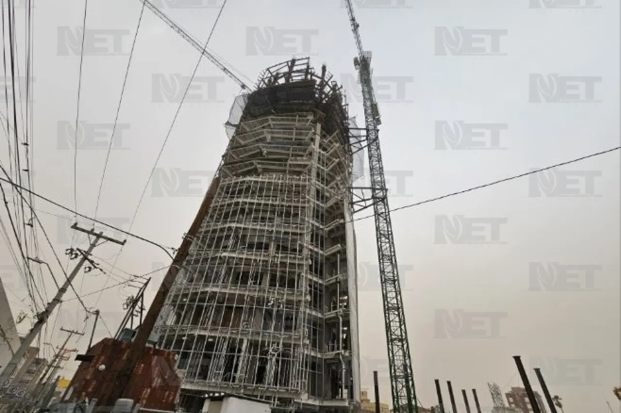 Llegan bomberos a Torre Centinela tras caída de piezas de construcción