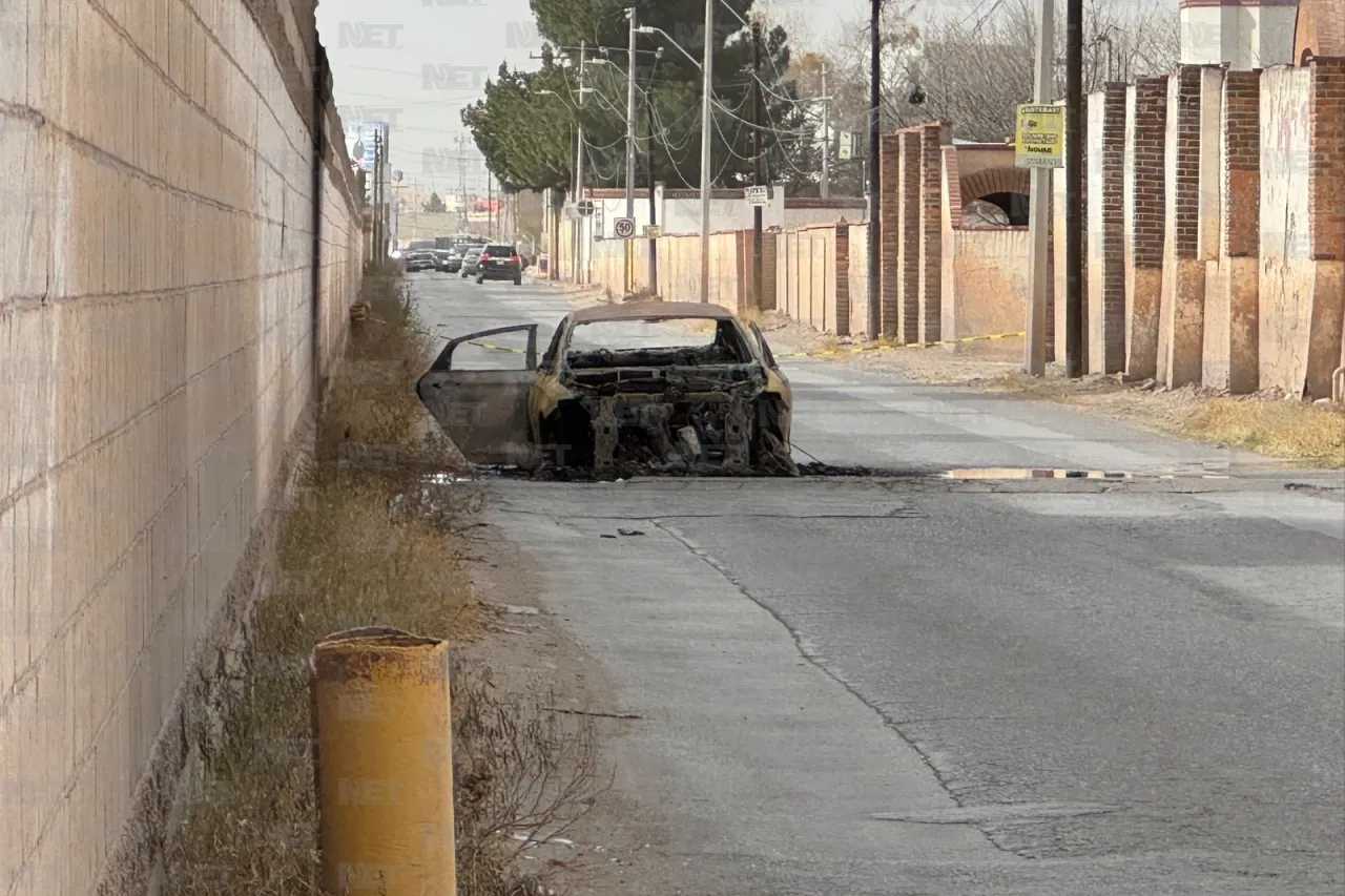 Juárez: Incendian auto de chofer de plataforma 'por no pagar cuota'