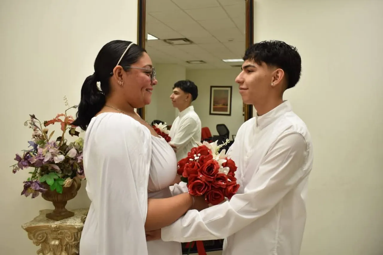 Foxconn la hace de cupido: colaboradores participan en Matrimonios Colectivos