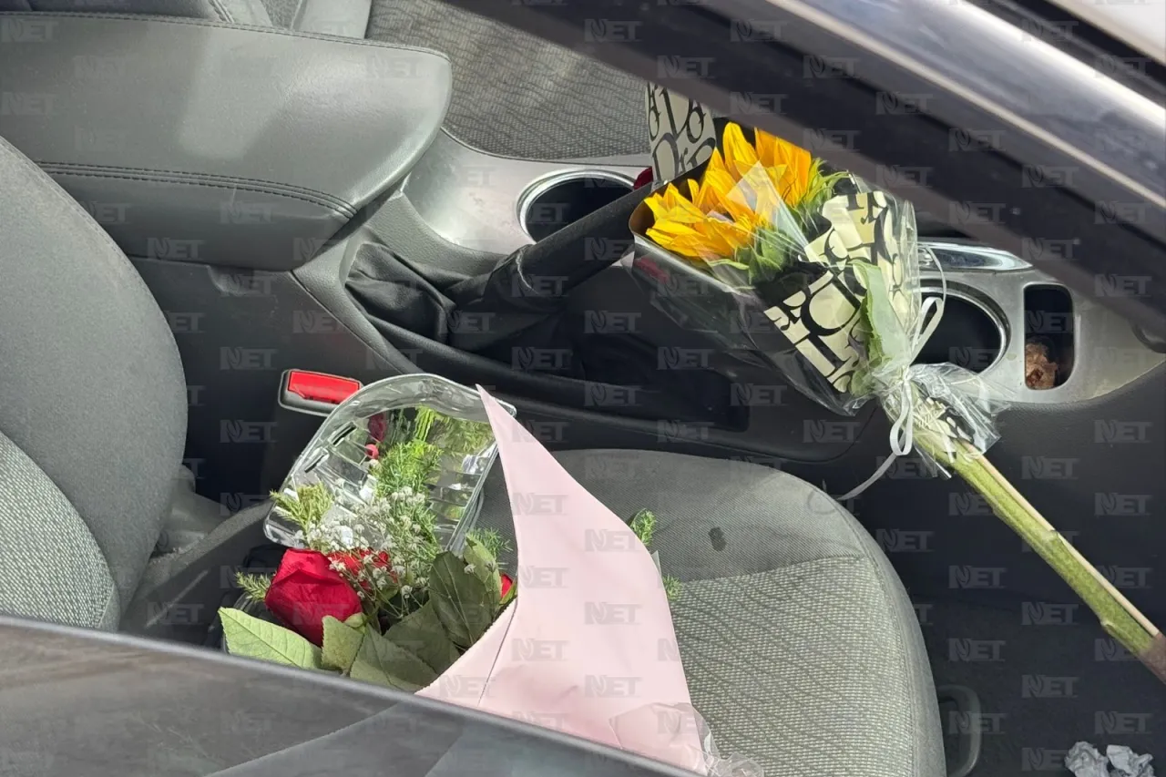 Triste San Valentín: compra flores para su novia, choca y no llega a su cita