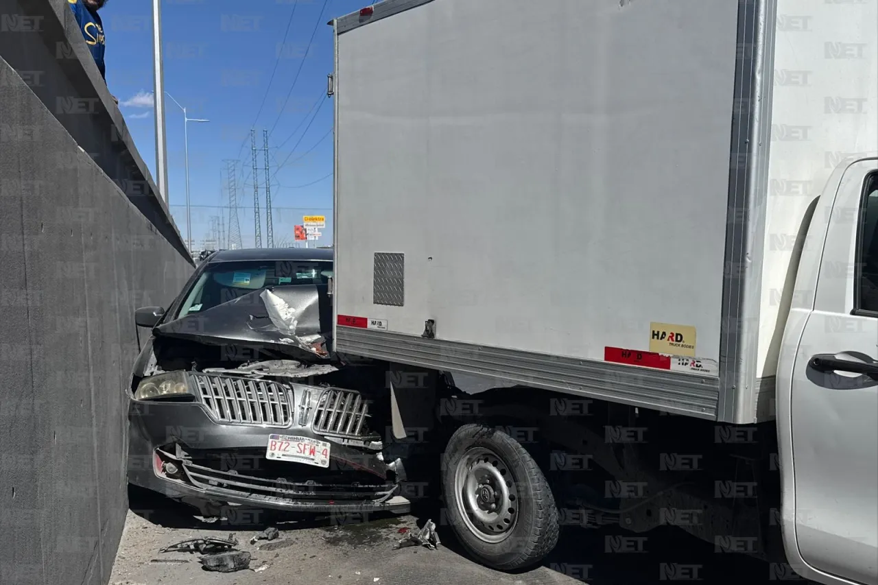 Choque entre camioneta de carga y Lincoln 'tapa' carriles en Las Torres