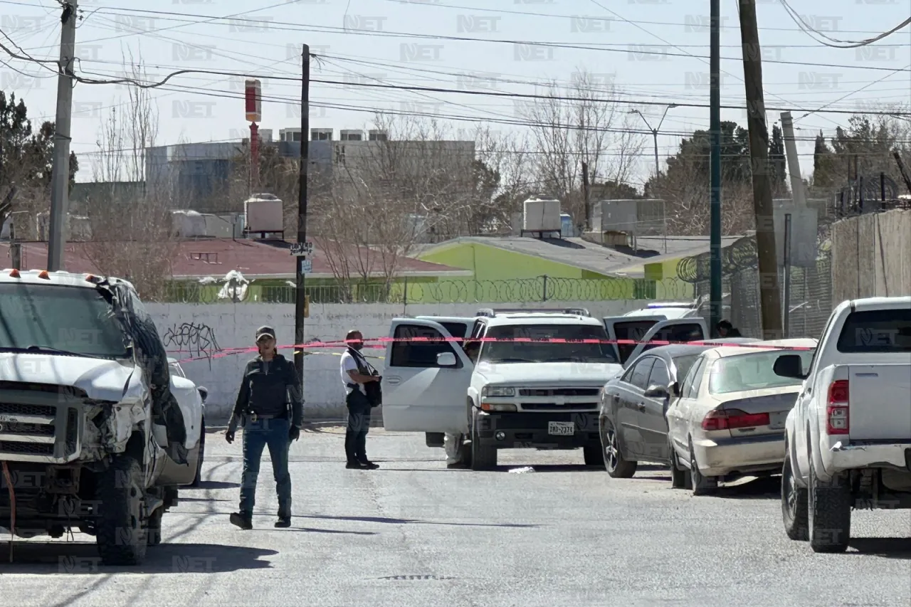 Hallan a mujer encobijada dentro de camioneta en Hacienda de las Torres
