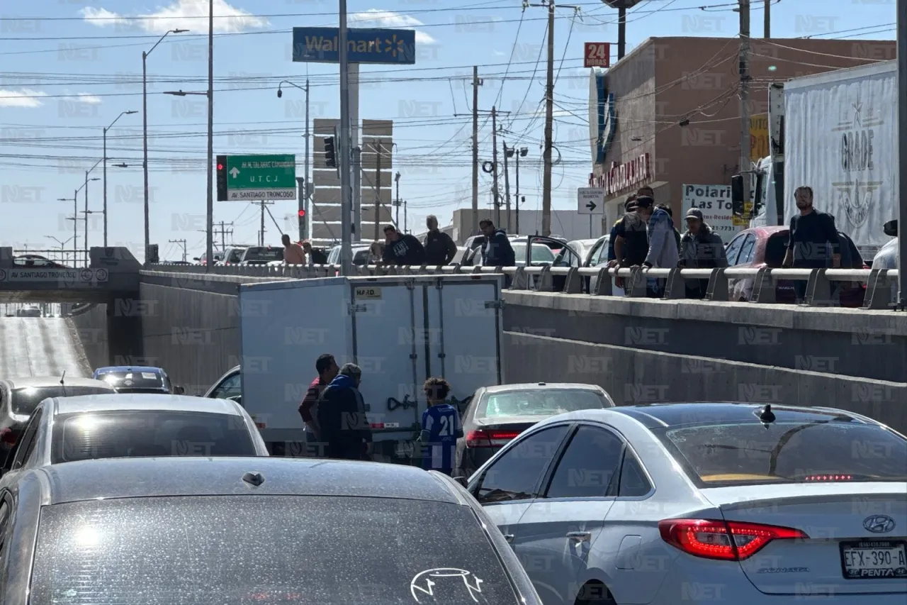 Choque entre camioneta de carga y Lincoln 'tapa' carriles en Las Torres