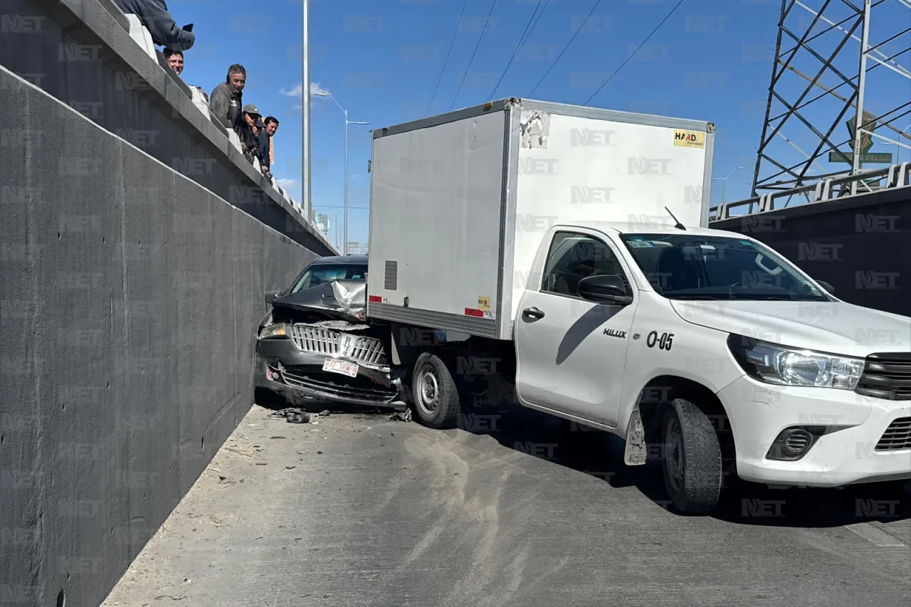 Choque entre camioneta de carga y Lincoln 'tapa' carriles en Las Torres