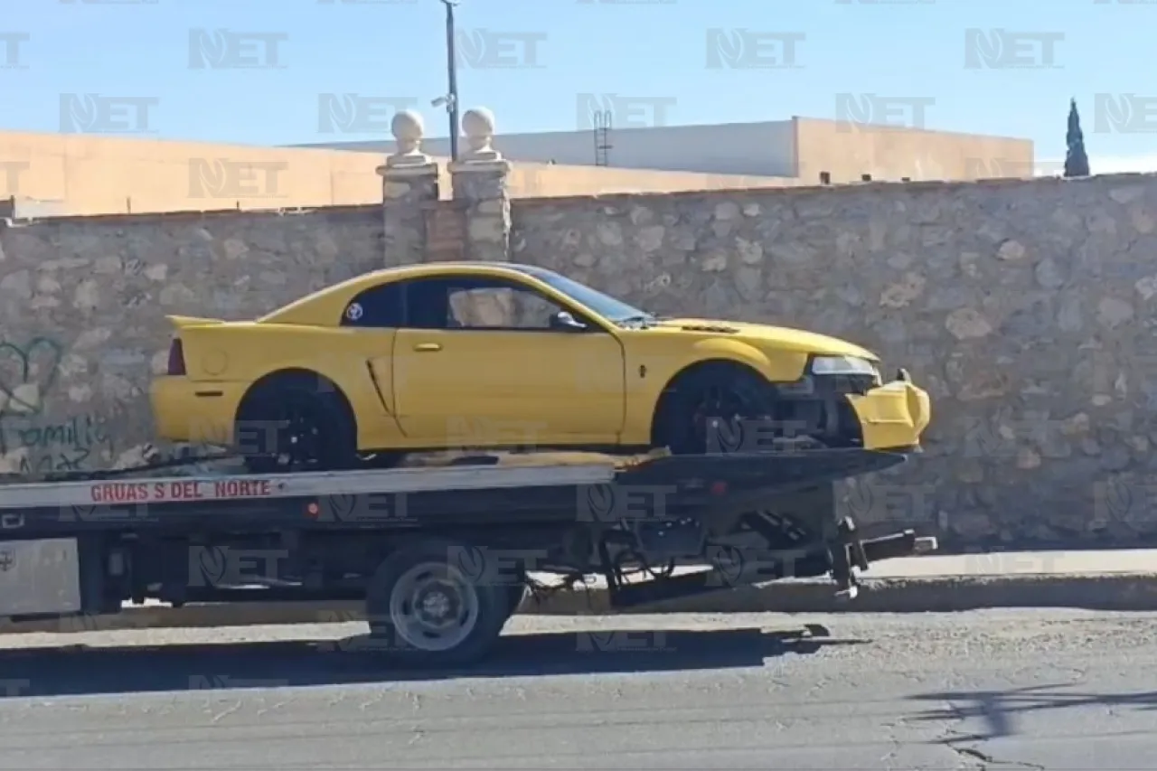 Choca su Mustang contra camioneta que conducía un adulto mayor