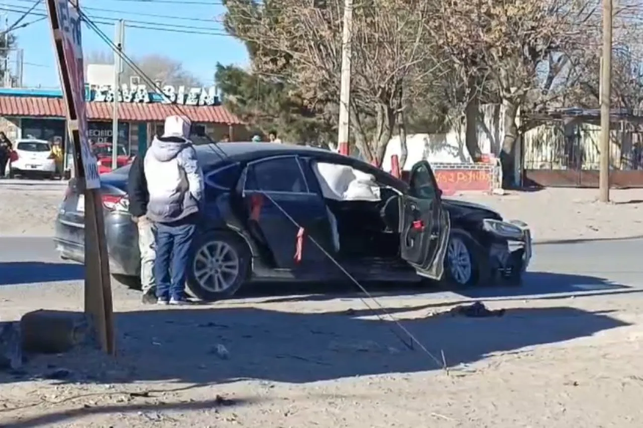 Conducía borracho, choca y se da a la fuga dejando dormidos a sus acompañantes