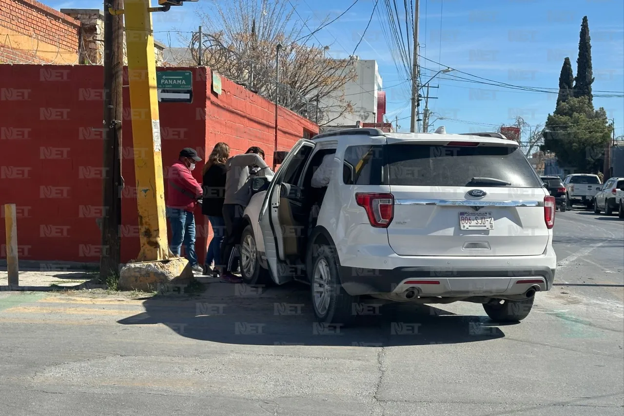 Dejan hasta la pila colgando por fuerte choque