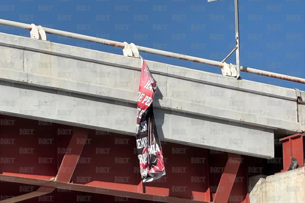 Quitan manta de puente; estaba dirigida a mujer por el día de San Valentín