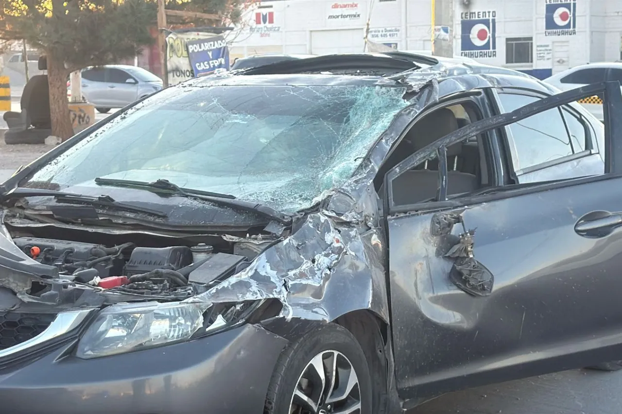 Vehículo queda encima de otro en la Talamás tras accidente