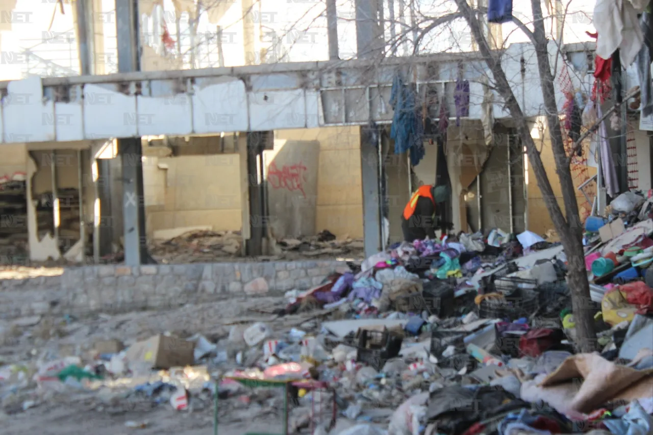 Realizan operativo de limpieza en edificio abandonado atrás de la Aduana