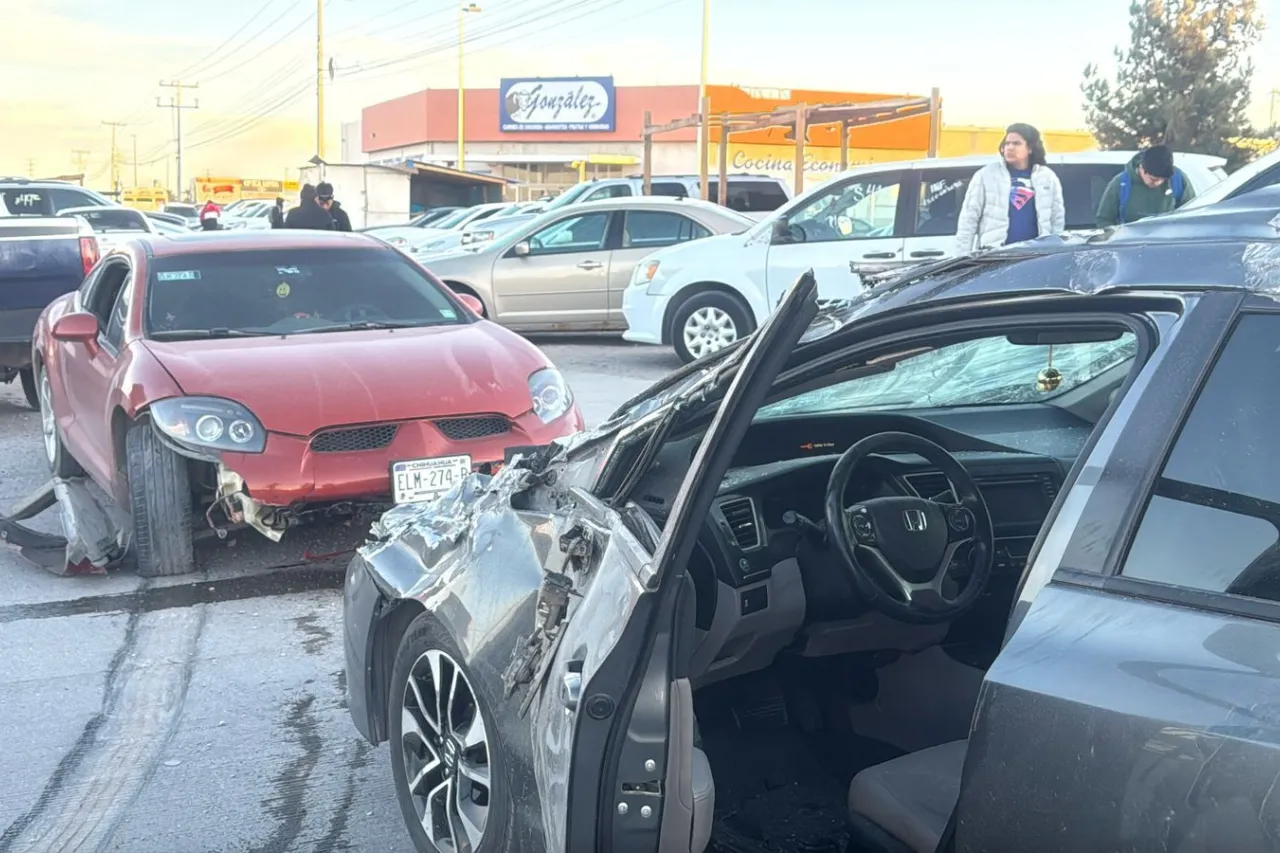 Vehículo queda encima de otro en la Talamás tras accidente