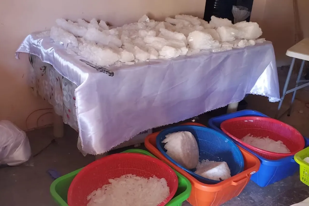 Aseguran en Sinaloa más de 4 mil litros de metanfetamina líquida