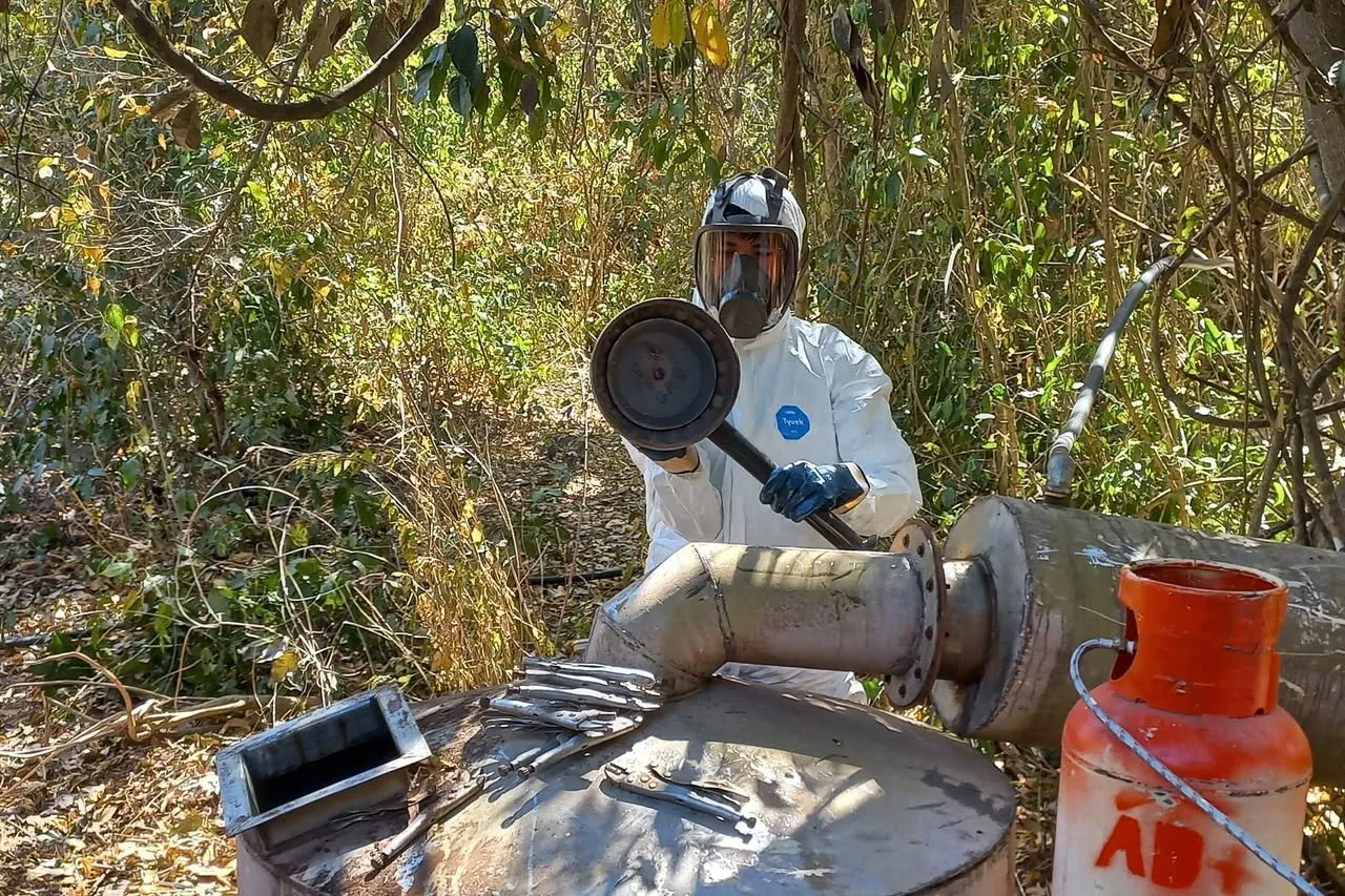 Aseguran en Sinaloa más de 4 mil litros de metanfetamina líquida
