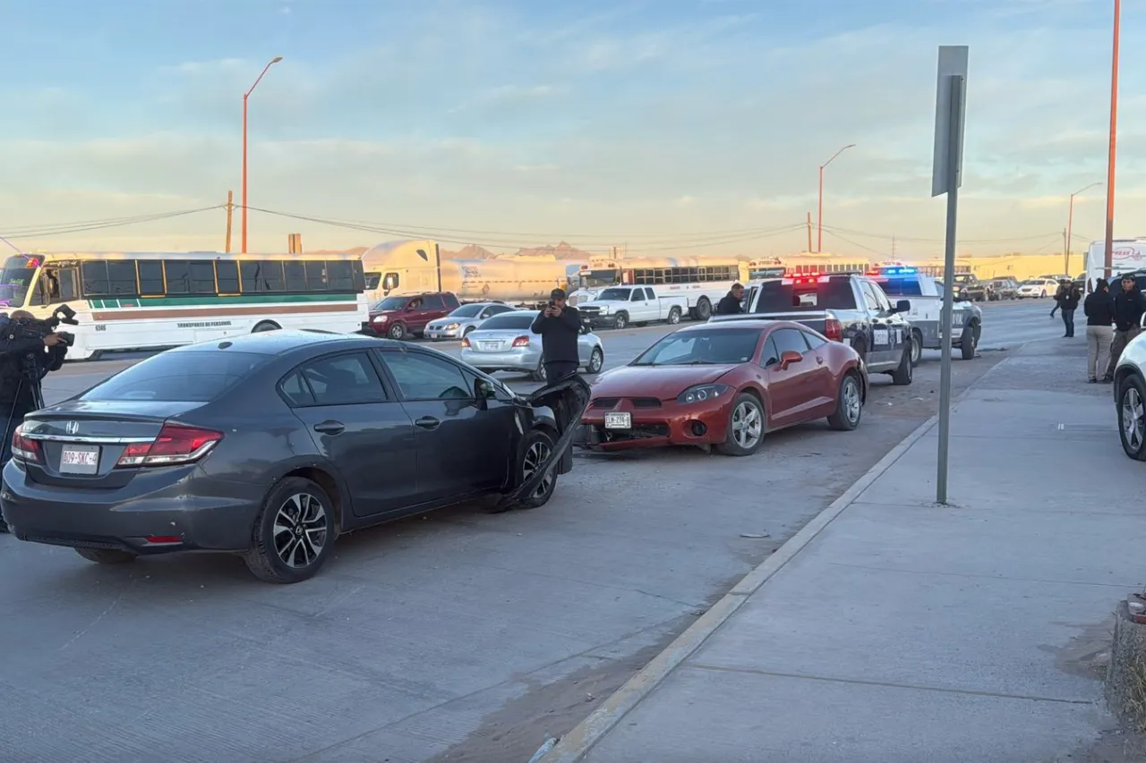 Vehículo queda encima de otro en la Talamás tras accidente