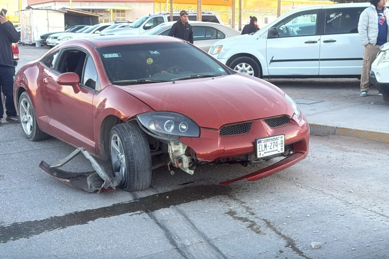 Vehículo queda encima de otro en la Talamás tras accidente