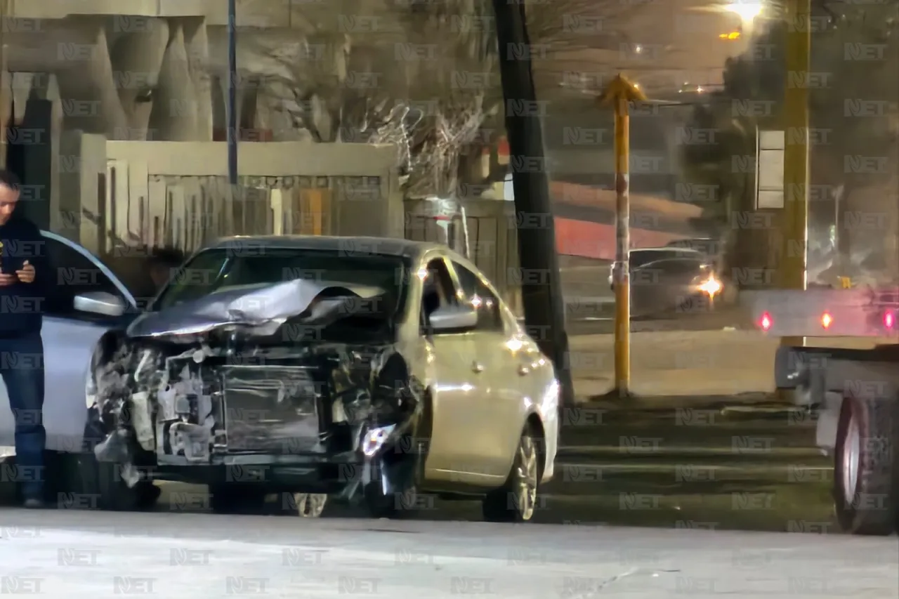 Se pasa semáforo en rojo y provoca accidente