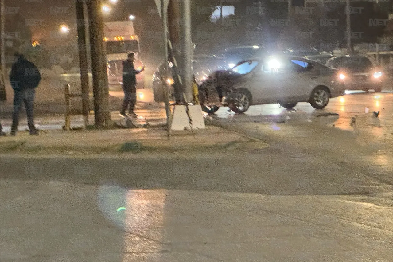 Se pasa semáforo en rojo y provoca accidente