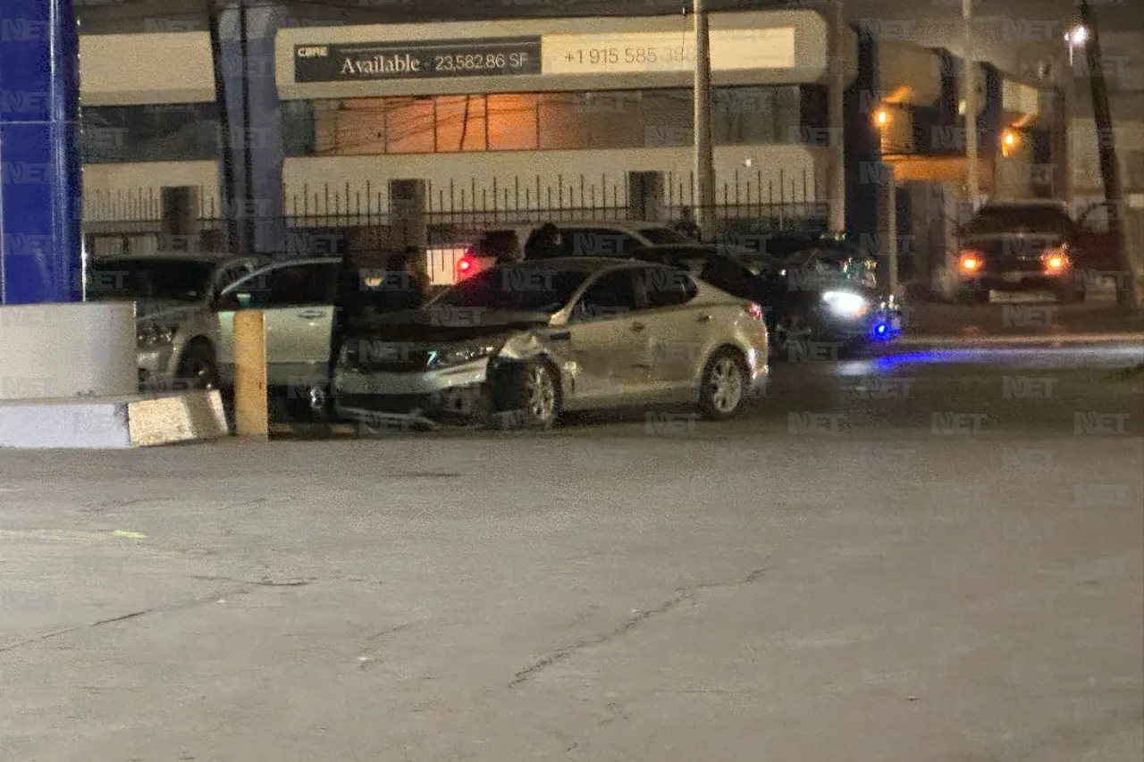 Se pasa semáforo en rojo y provoca accidente