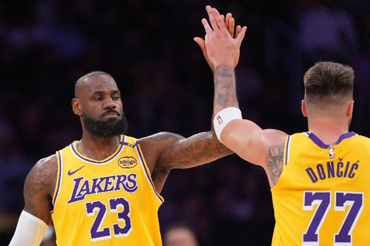 Esperan Mark Walter formalizar venta de los Lakers a fin de año