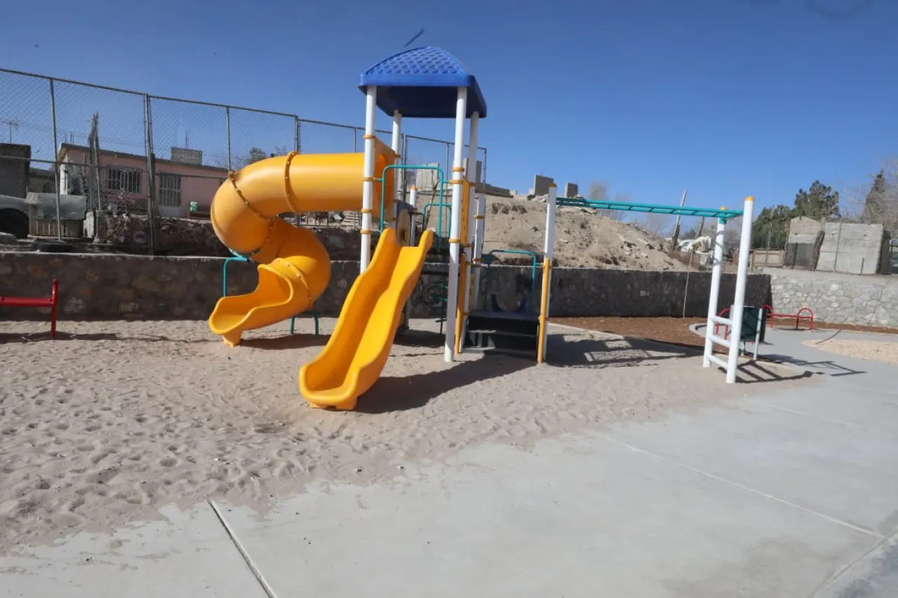 Supervisa el alcalde obras en parque hecho con el Presupuesto Participativo