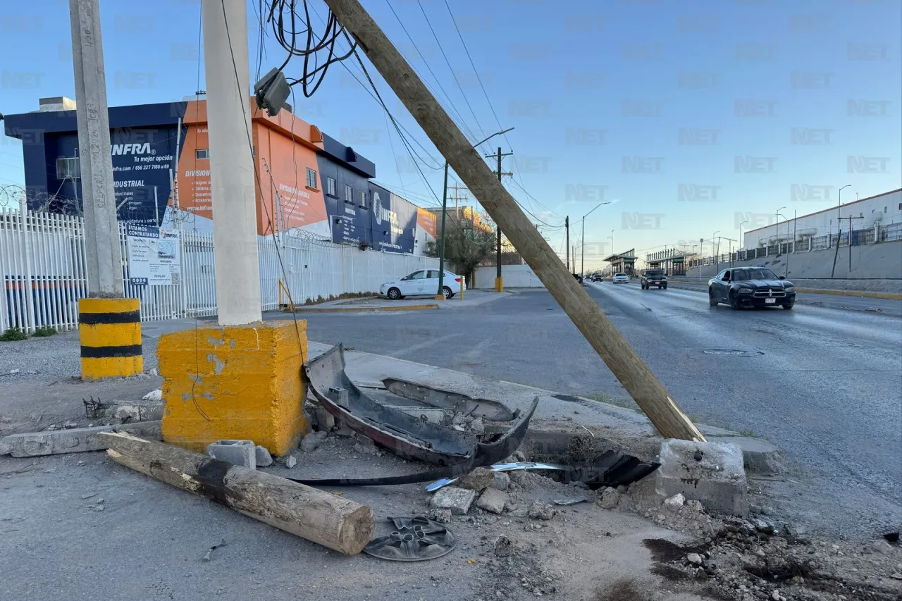 Exceso de velocidad y fuga: Conductor derriba poste en el eje vial