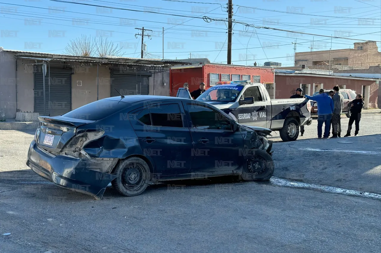 Chocan tras pasarse alto en la calle Oro