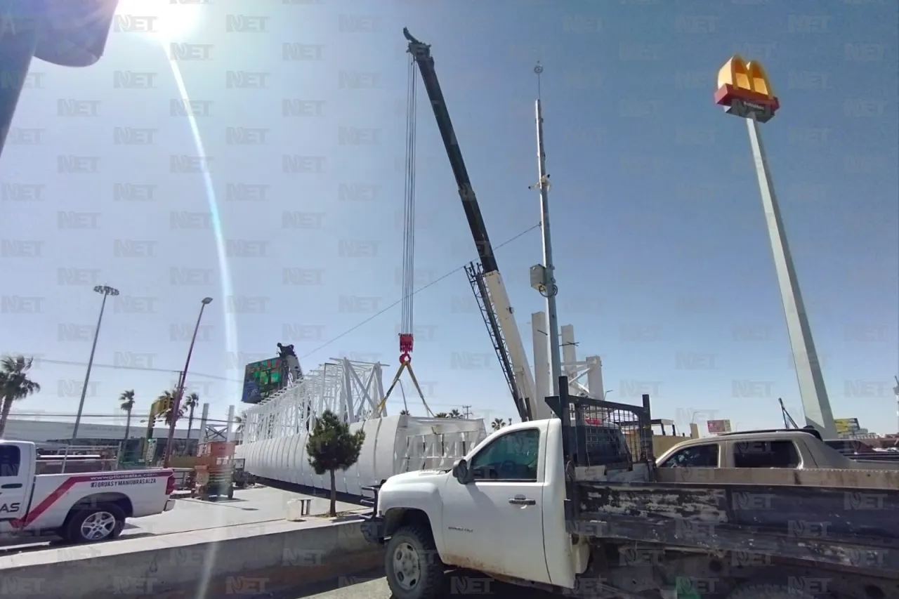 Por instalación de puente peatonal cierran la Teófilo Borunda