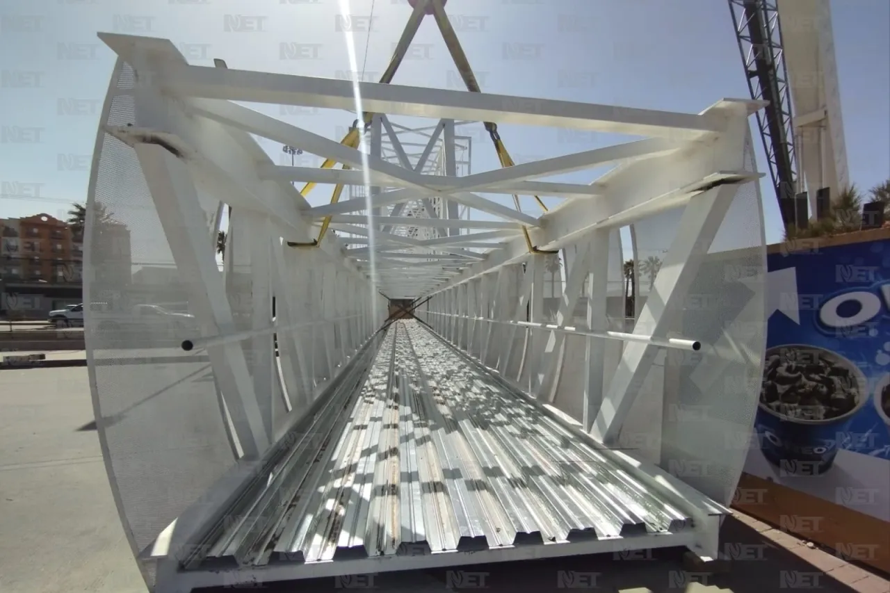 Por instalación de puente peatonal cierran la Teófilo Borunda
