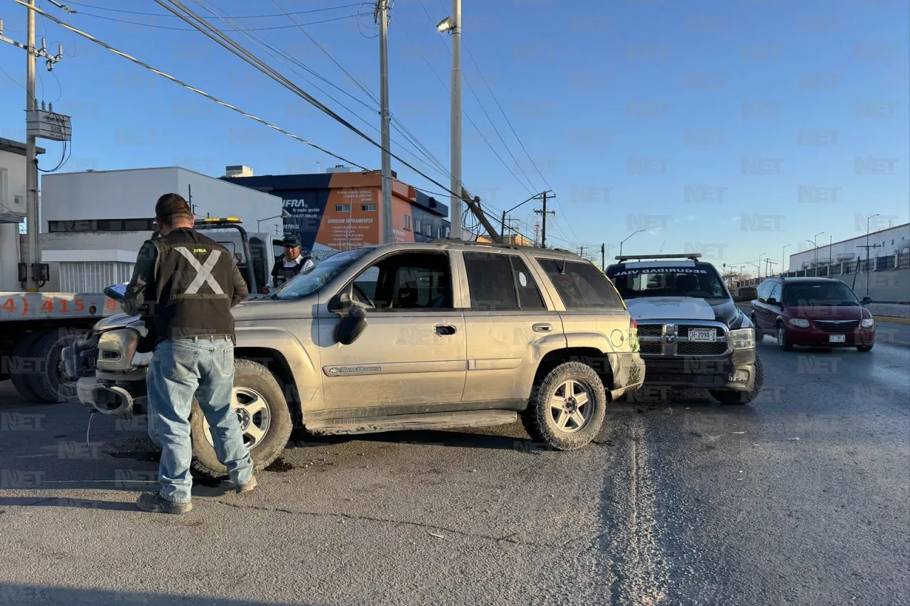 Exceso de velocidad y fuga: Conductor derriba poste en el eje vial