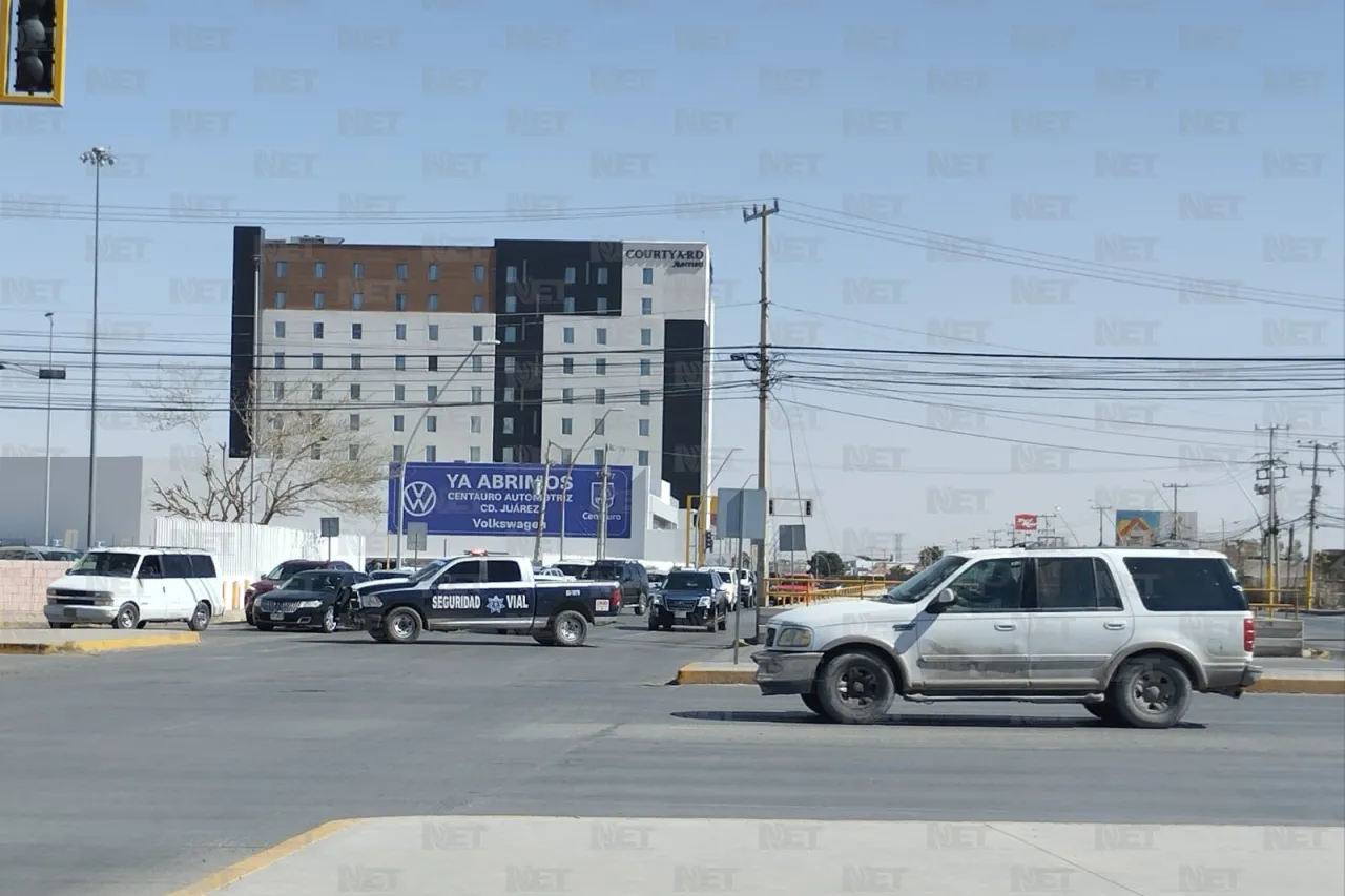 Por instalación de puente peatonal cierran la Teófilo Borunda