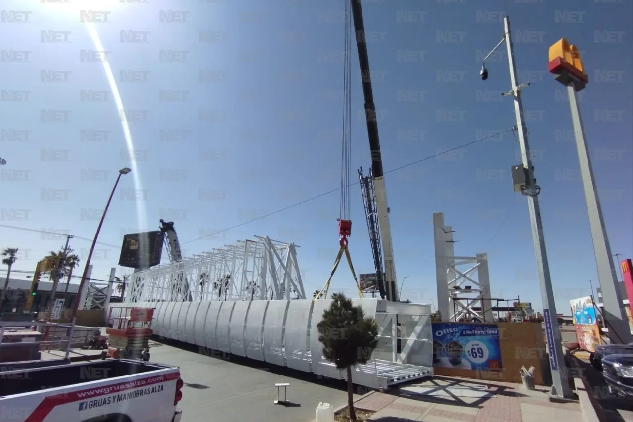 Por instalación de puente peatonal cierran la Teófilo Borunda