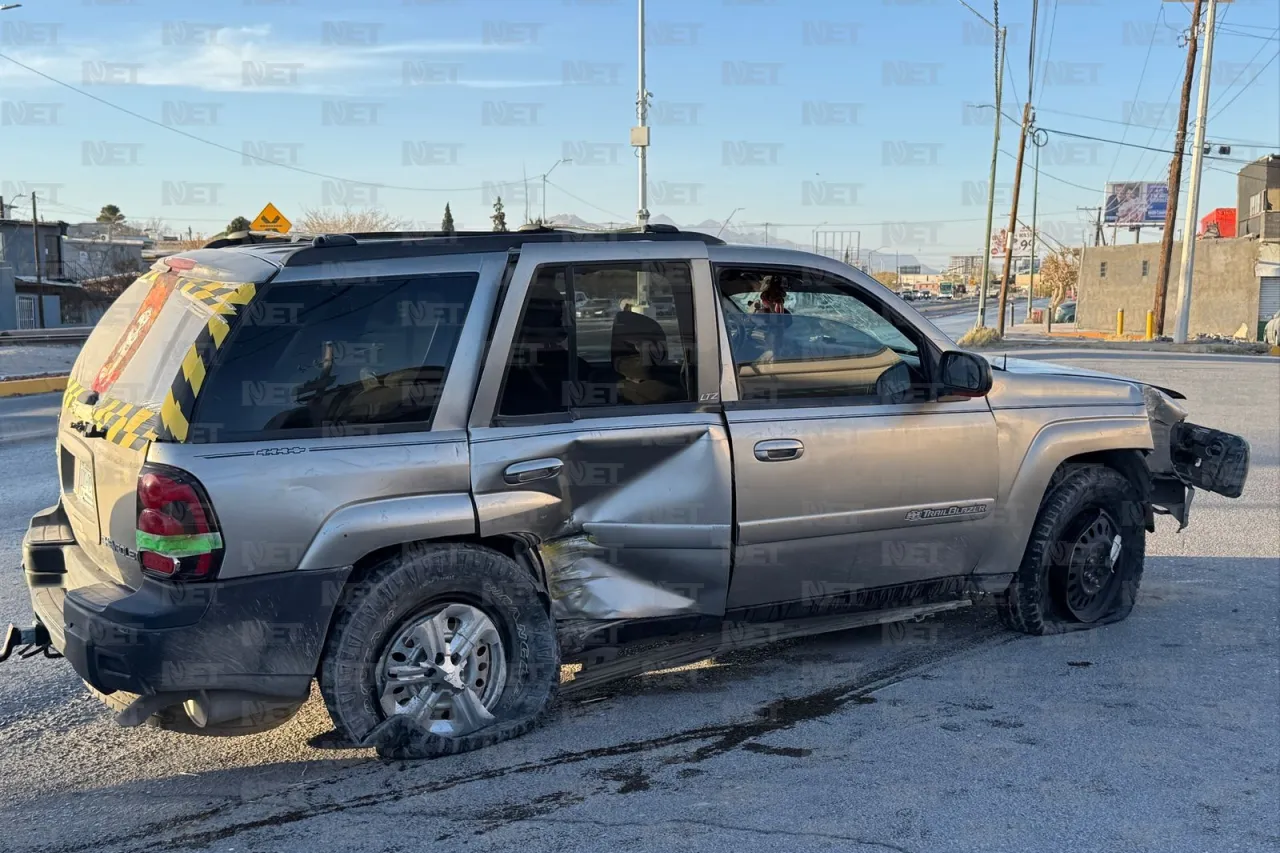 Exceso de velocidad y fuga: Conductor derriba poste en el eje vial