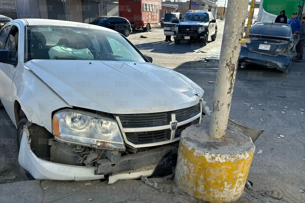 Chocan tras pasarse alto en la calle Oro