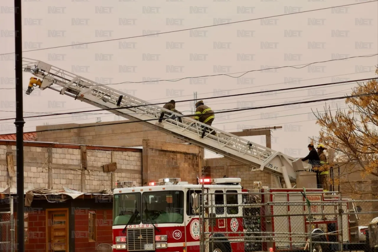 Bomberos retiran láminas de espectacular ante fuertes vientos