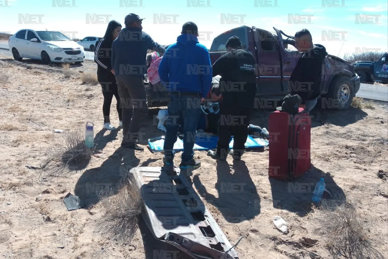 Vuelca camioneta en carretera hacia Puerto Palomas