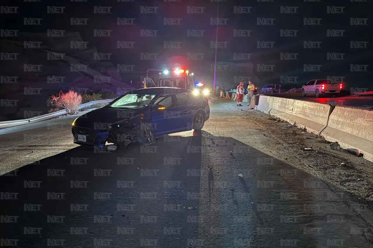 Ebria impacta muro en el Camino Real y choca camioneta; Hay un menor herido