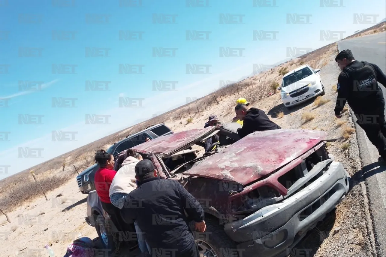 Vuelca camioneta en carretera hacia Puerto Palomas