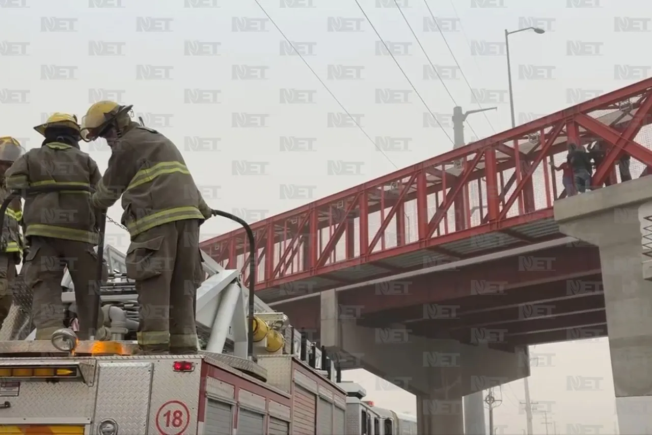Bomberos atienden a mujer del puente de la Sanders y la rescatan